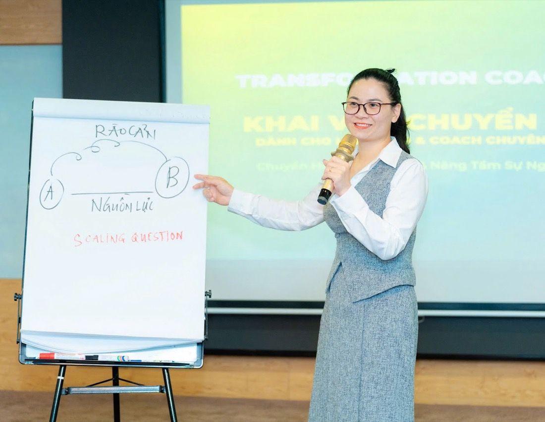 Hoàng Thu Hà chia sẻ trước lớp học