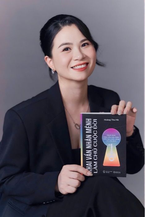 Hoàng Thu Hà cầm cuốn sách Khai Vấn Nhân Mệnh